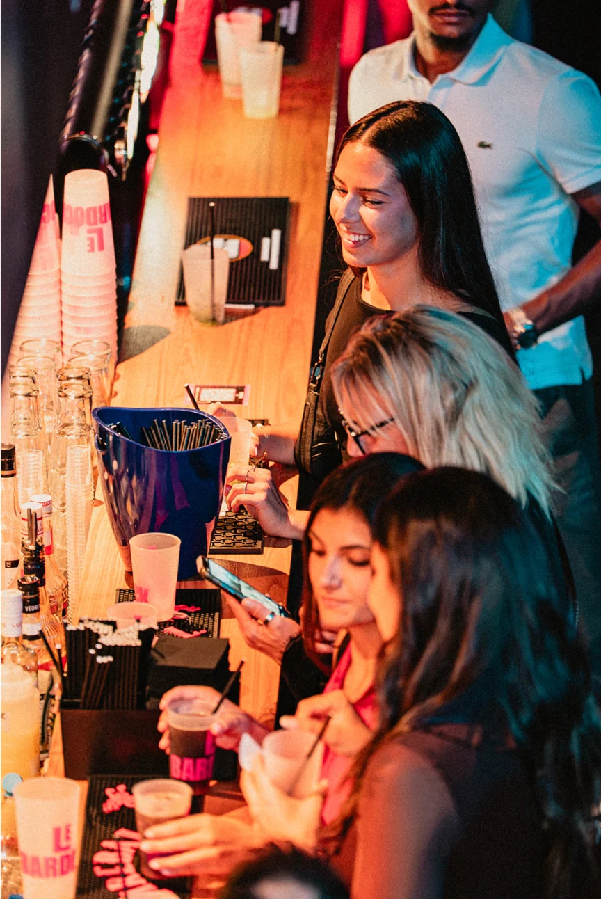 Clients au bar pendant une soirée Bardock