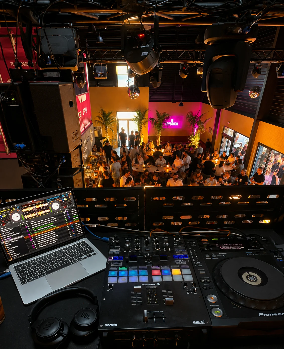 DJ et foule au Bardock